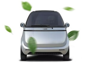 Microlino E-Auto in silber, grüne Blätter fallen vom Himmel