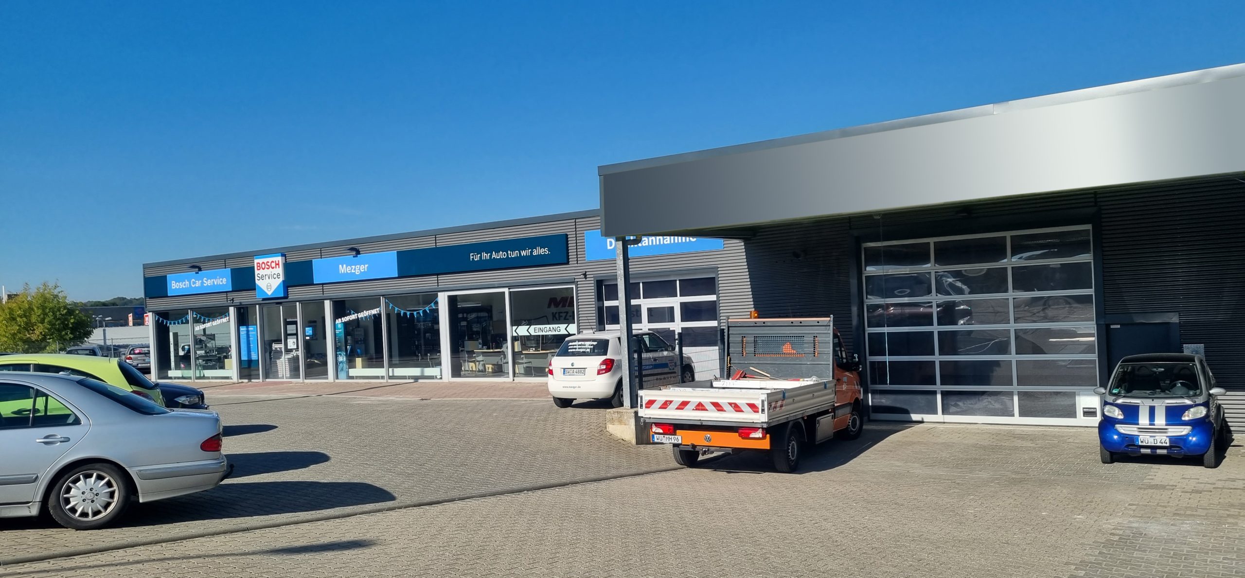 Bild von der Mezger Bosch Autowerkstatt in Höchberg. Es ist die Werkstatt und der Kundencenter zu sehen.